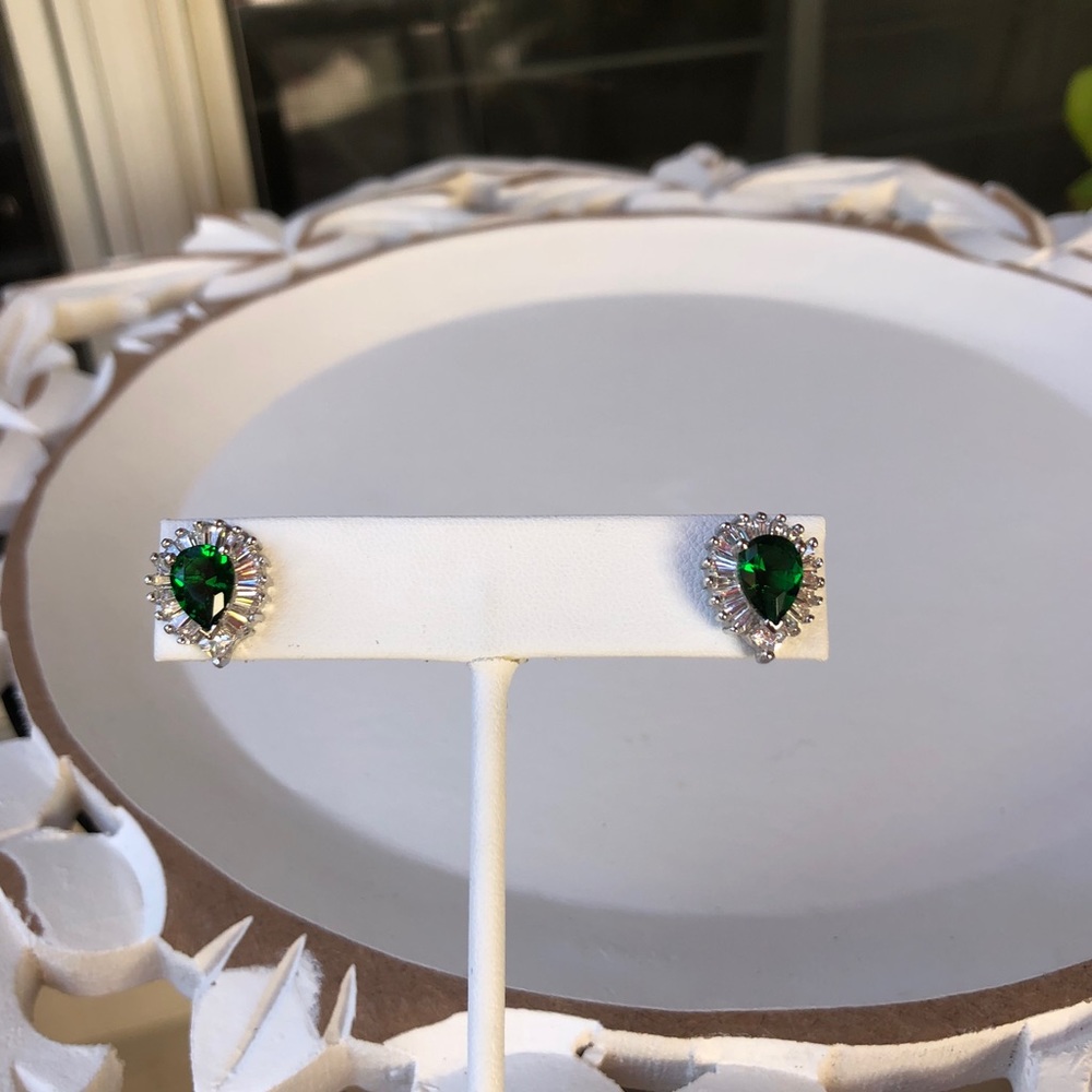 SIMULATED GREEN & WHITE DIAMOND EARRINGS. .98 cts. - Picture 7 of 8
